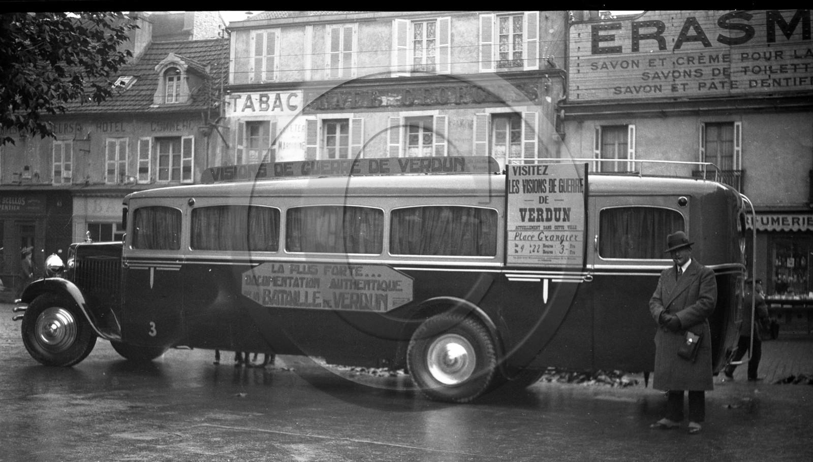 AUU 446 autocar Bernard visions de guerre de Verdun devant hotel du commerce et caves Georges .jpg AUU 446 autocar Bernard visions de guerre de Verdun devant hotel du commerce et caves Georges .jpg