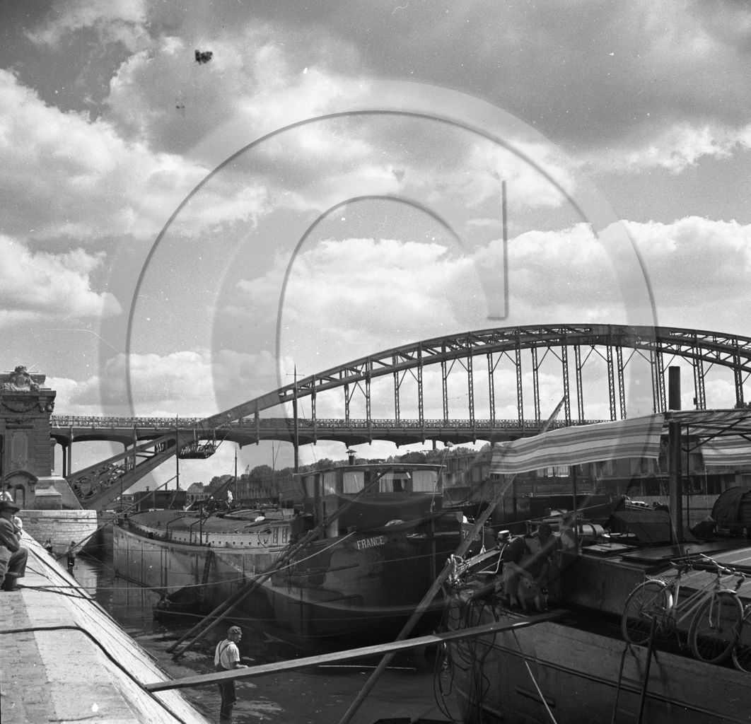 BA 1566 peniche France a quai Paris .jpg