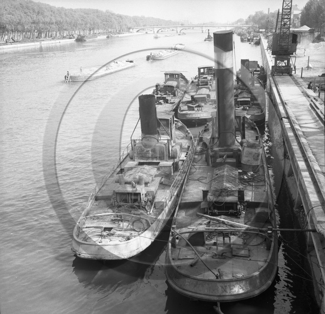 BA 1554 remorqueurs a quai Paris .jpg