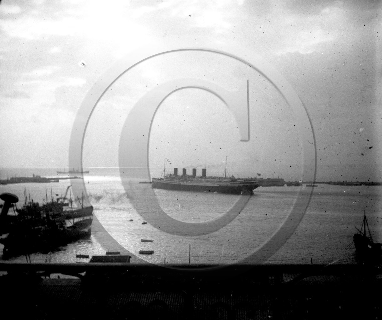 BA 709 grand paquebot  4 cheminees sortant d un port  .jpg