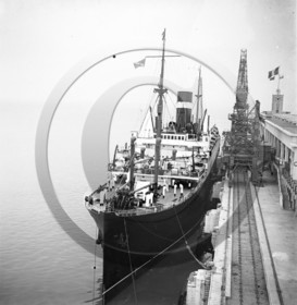 BA 900 paquebot Athenia vu de l avant le Verdon 1935   dpt 33 .jpg