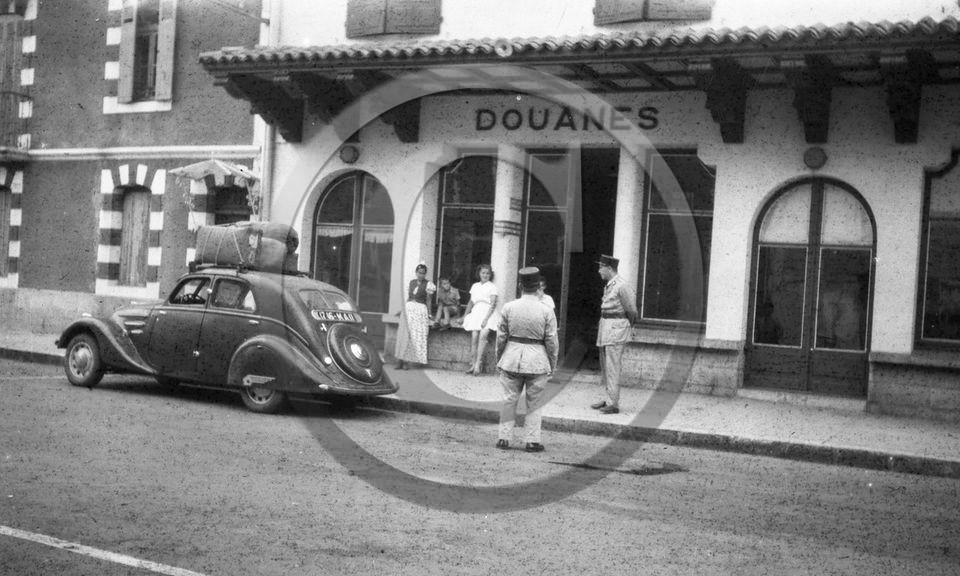 AU 664 Peugeot 302 .jpg