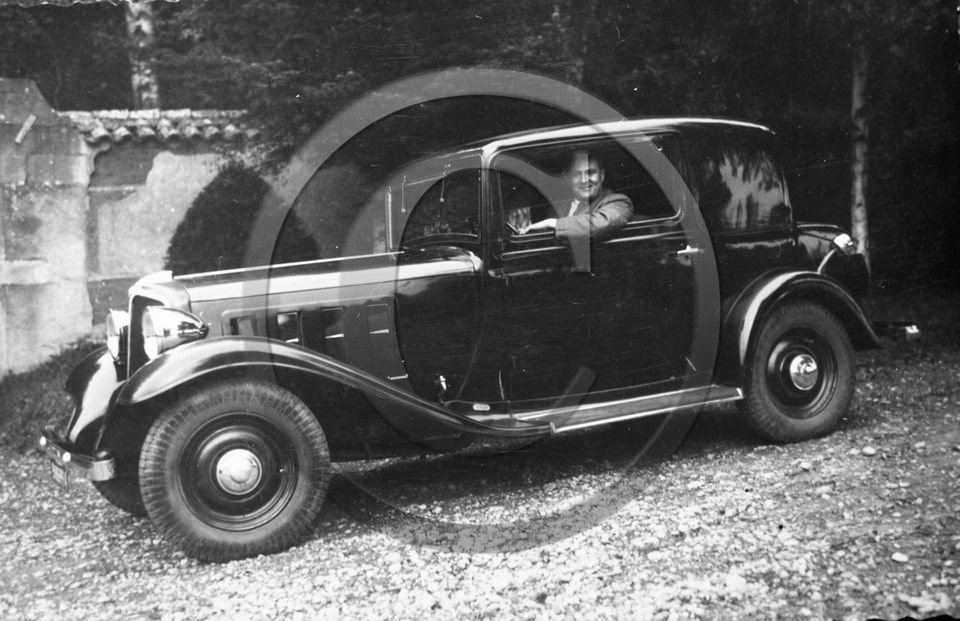 AU 2542 Renault coupe 6 cylindres.jpg