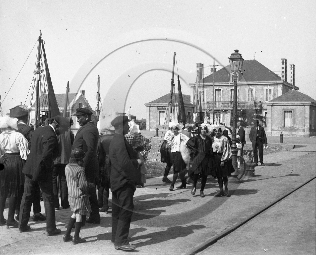BA 457 Les Sables d Olonne scene animee quai de la poisonnerie au fond le batiment des affaires maritimes  dpt 85 .jpg