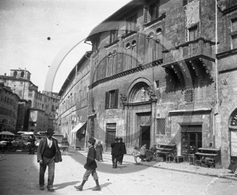 Perouse palais du tribunal  Italie .jpg