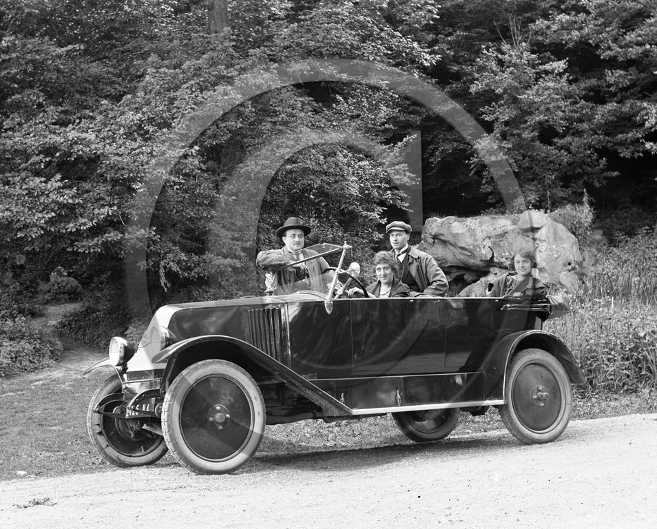 AU 1068 Renault MT torpedo Vaux de cernay 17-6-1924 .jpg