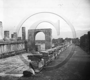 Pompei entree du forum Italie .jpg