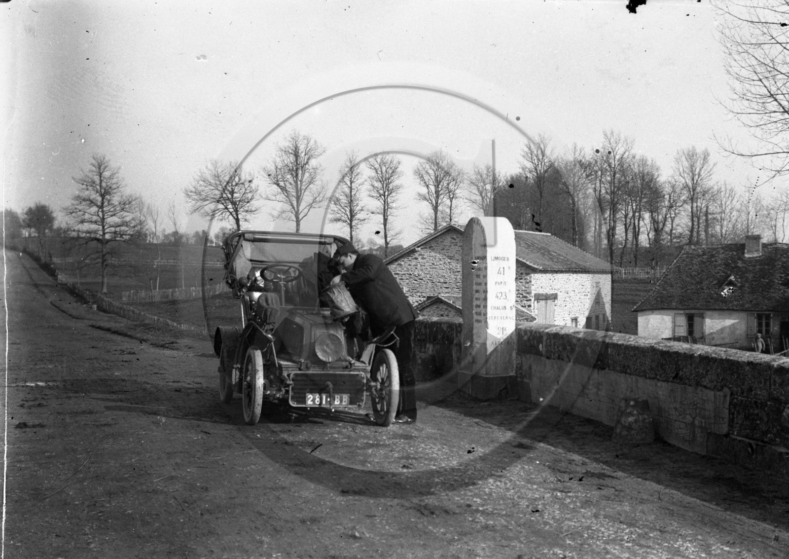 AU 4289 petit ancetre chauffeur mettant de l eau - borne de departement 6 Km Chalus dpt 87 .jpg