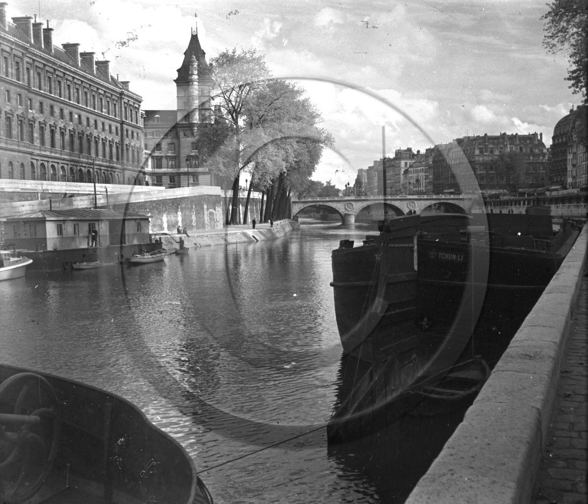 BA 308 chaland Tchun-Li  Paris.jpg