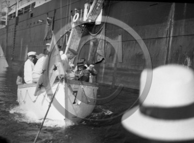 BA 937 paquebot debarquement par chaloupe pavillon des chargeurs  .jpg