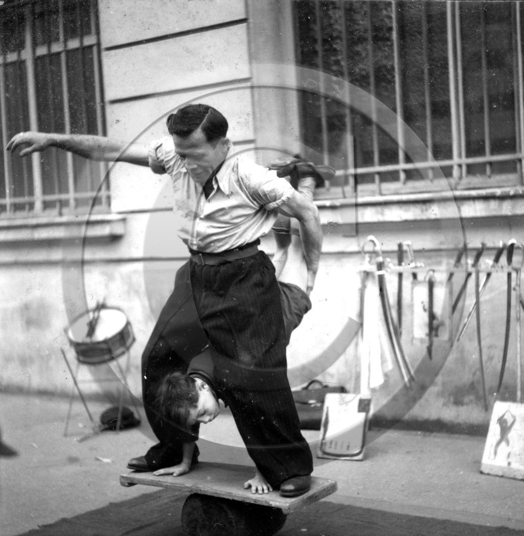 3- Paris avaleur de sabre photo Enri Dargence.jpg