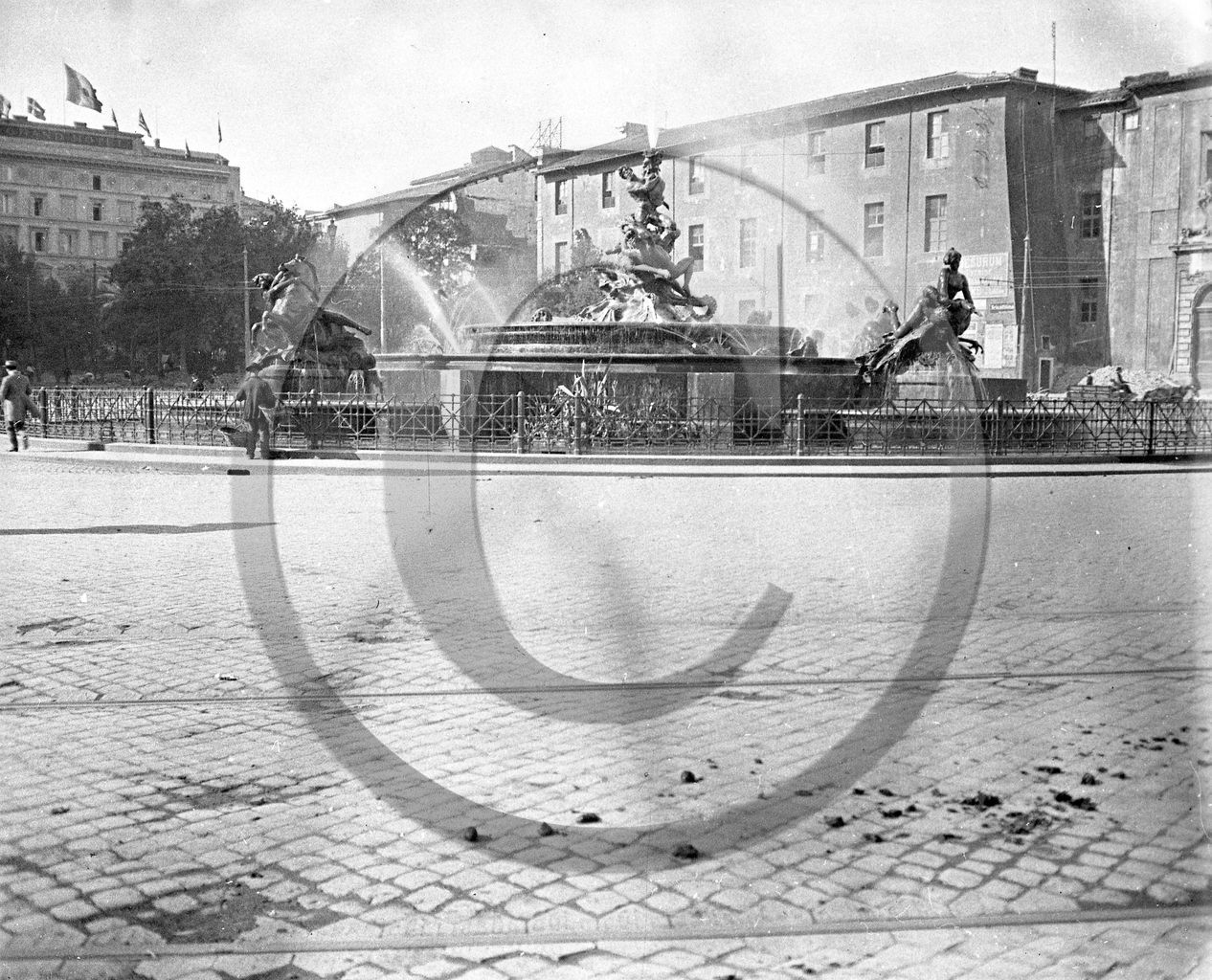 Rome fontaine des naiades  Italie .jpg