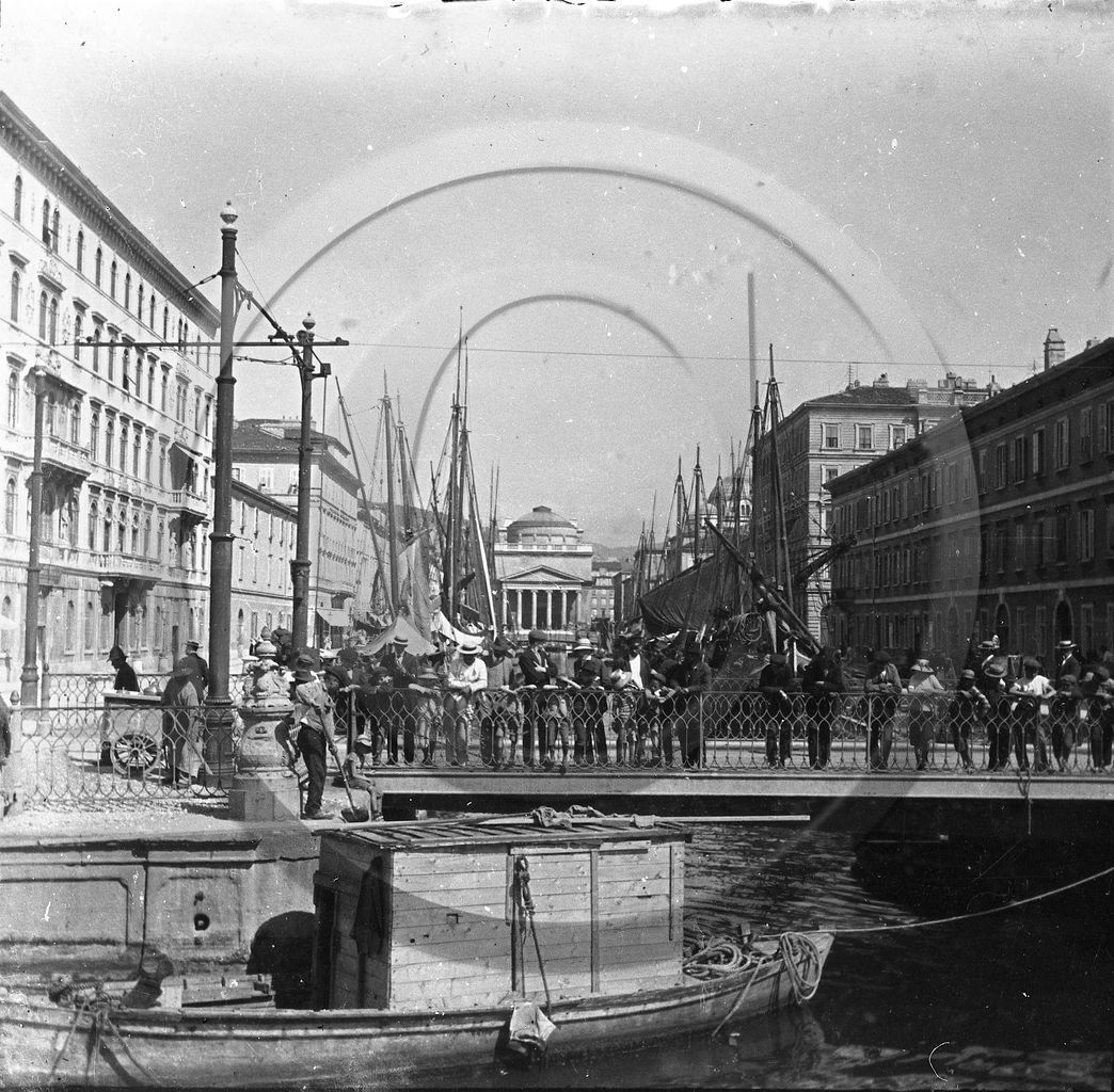 Trieste le grand canal  Italie  .jpg