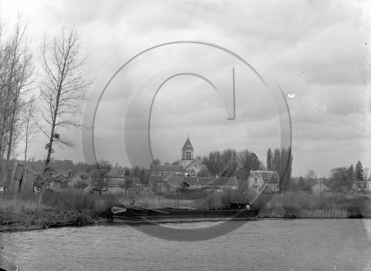 BA 1677 voies naviguables peniche Dogue  village eglise en arriere plan .jpg