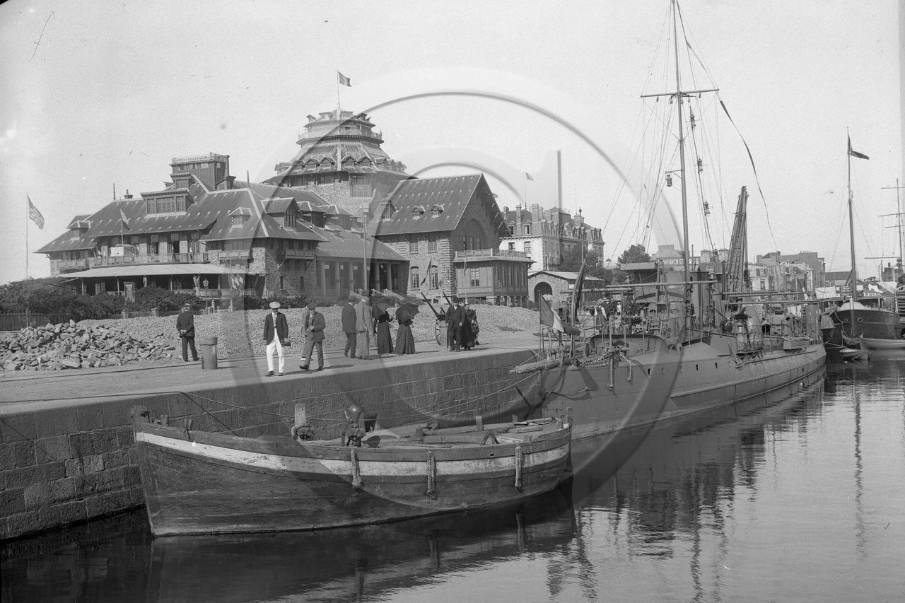 vi  1037 St Malo le bassin à flot dpt 35  .jpg