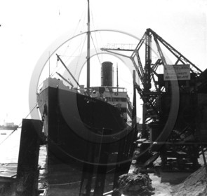 BA 24 paquebot mixte  BRUENN à quai a Trieste .jpg