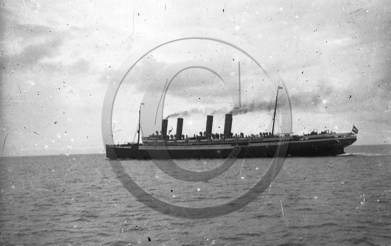 BA 702   paquebot 4 cheminees .jpg