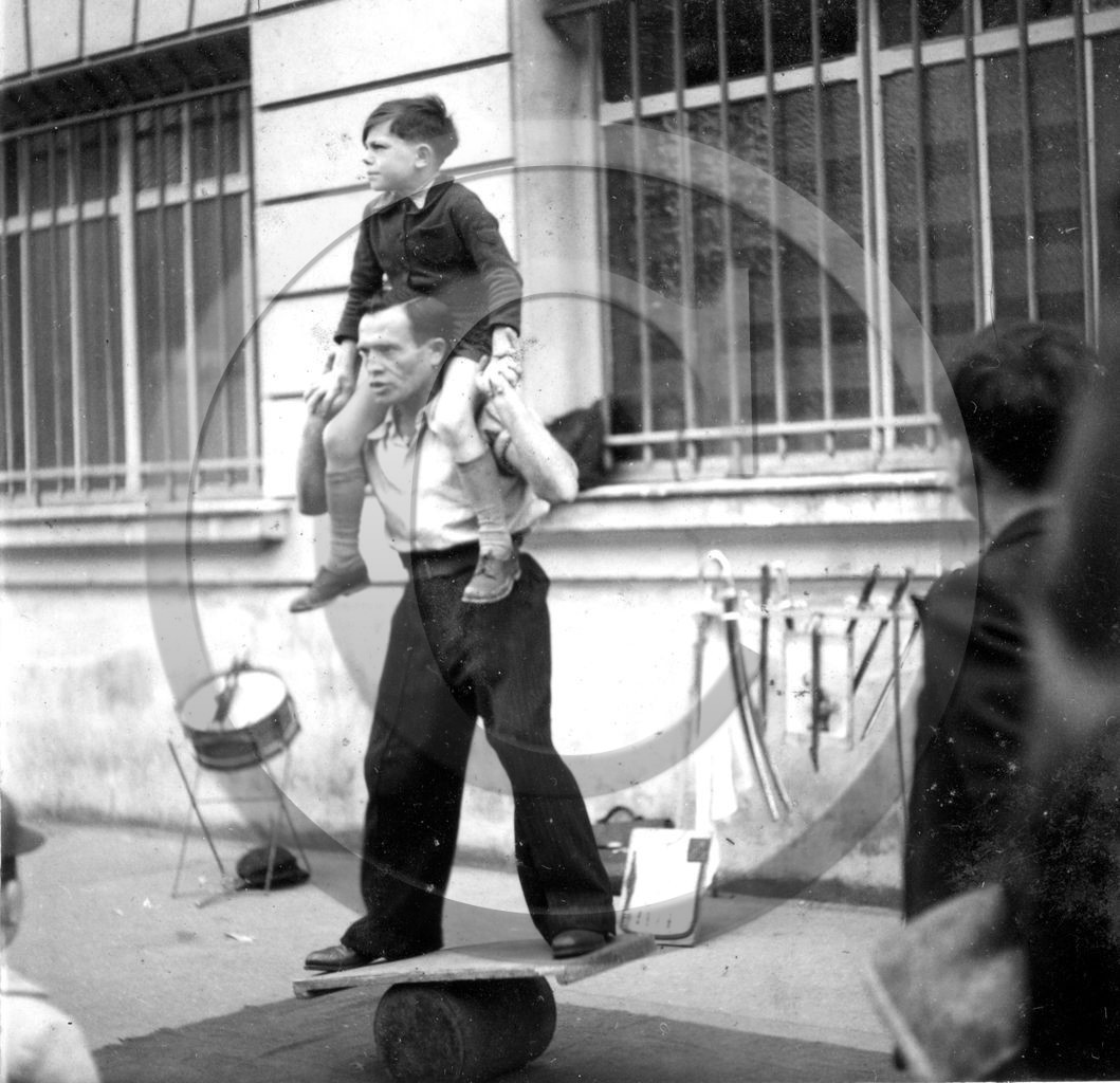 2- Paris avaleur de sabre photo Enri Dargence .jpg