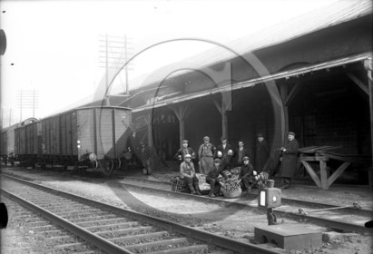 Treves magasin central des cooperatives generales armee du Rhin   voie ferree wagon groupe legumes et fruits  Allemagne .jpg