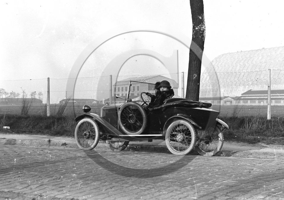 AU 890 Peugeot quadrilette .jpg