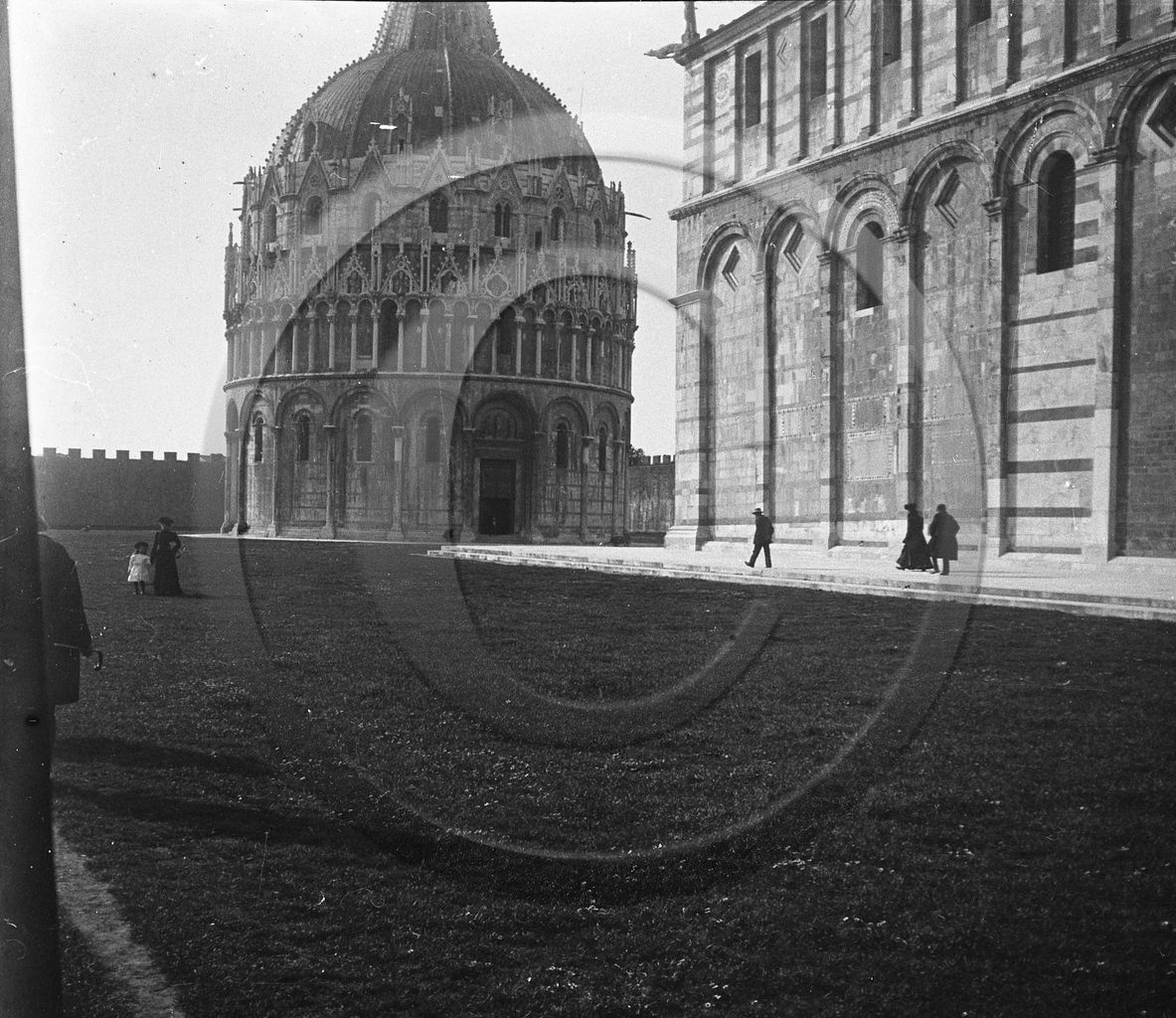 Pise  baptistere  Italie .jpg