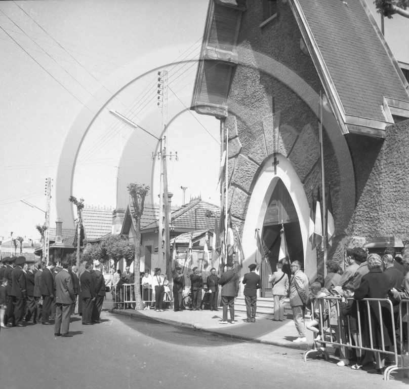 arc 4580 eglise Jeanne d arc mai 1964 .jpg