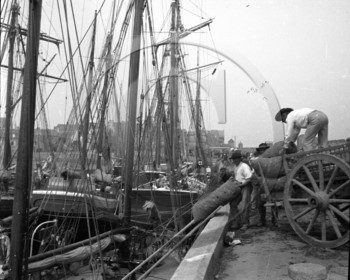 BA 262  Finistère  Roscoff embarquement des sacs d'oignons  dpt 29 .jpg