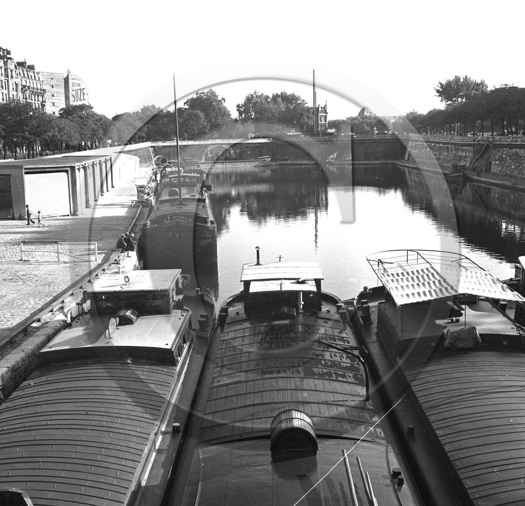 BA 1563 groupe peniches a quai Paris .jpg