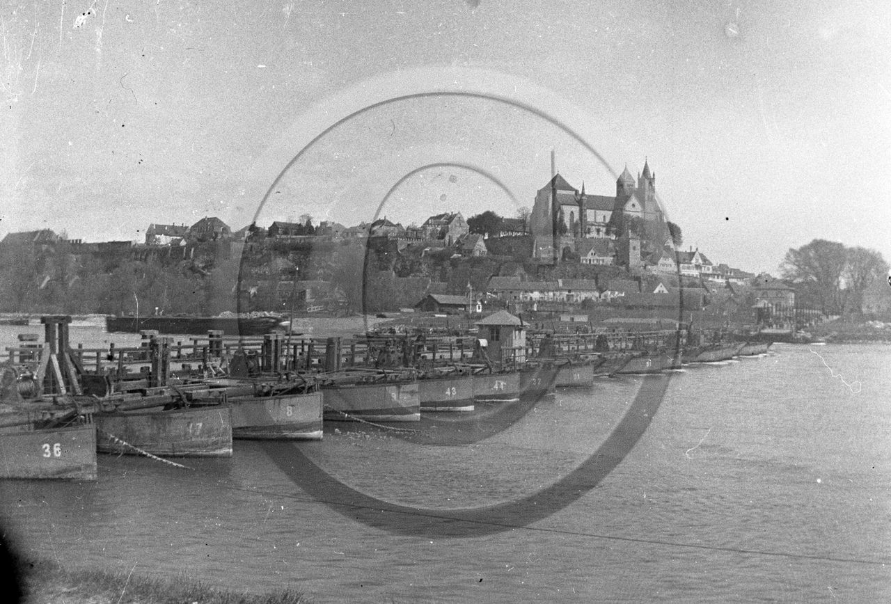 BA 1045 pont de bateaux.jpg