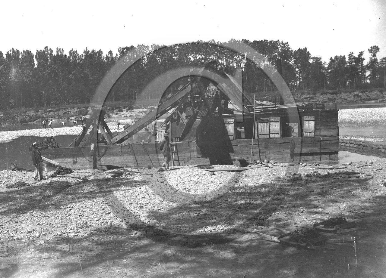 bateau de gravière peut etre.jpg