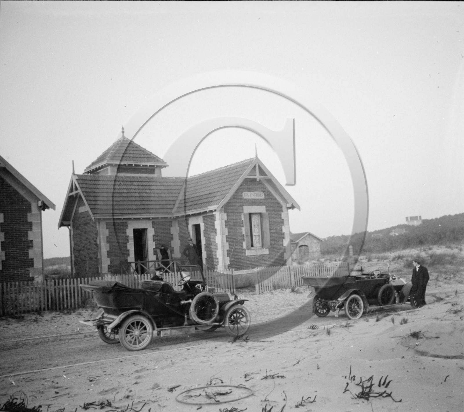 au 4185 ancetre   devant villa les liserons .jpg