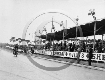 MOV 26 Fraces 1er sur Terrot devant les tribunes circuit  Staoueli Algerie 1928  .jpg