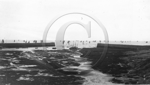 BA 451 St Gilles Croix de Vie entree du port  dpt 85 .jpg