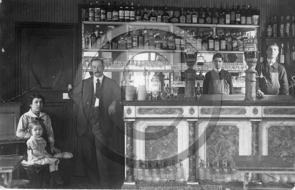 ME 28 interieur de bar  -d'aprés photo .jpg