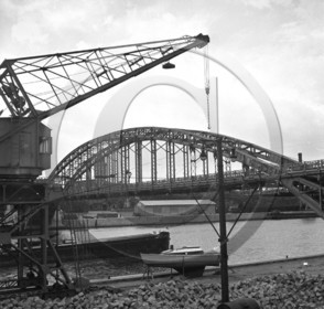 BA 1570  grue petit voilier sur ber sous viaduc d Austerlitz Paris .jpg