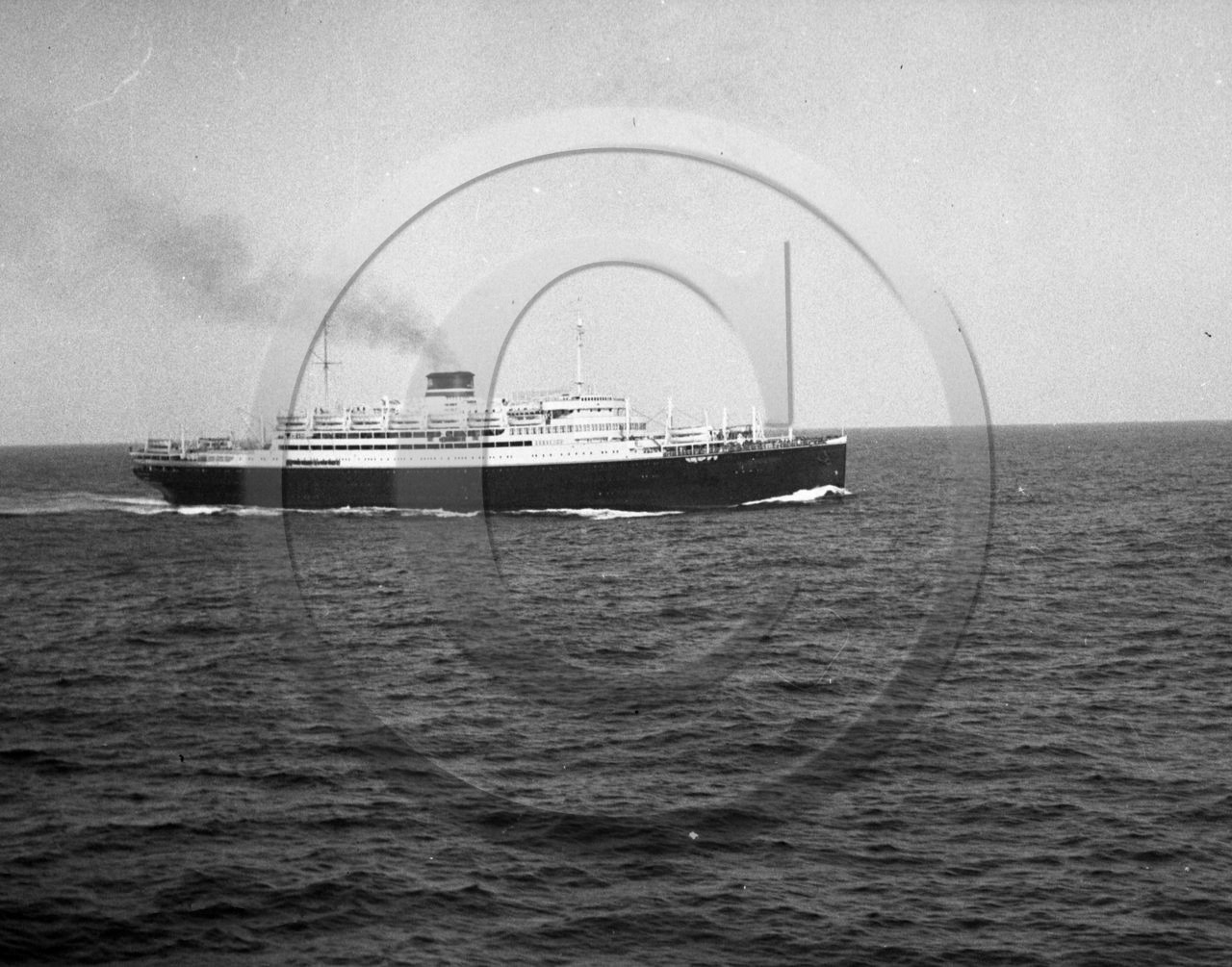 BA 934 paquebot une cheminee .jpg