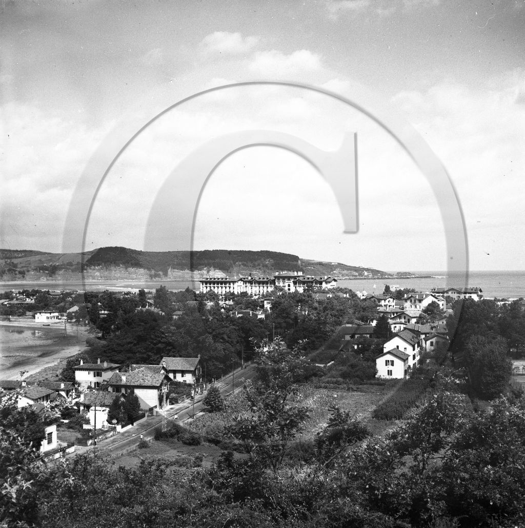 vi  1976 Hendaye 1935 vu sur l'hotel Eskualduna et le col du figuier .jpg