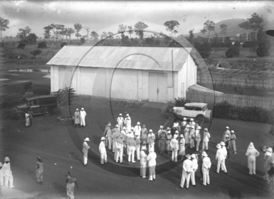 cameroun  habitation voitures americaine.jpg