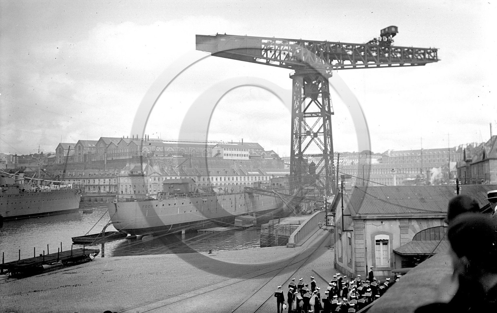 vi  1237  Brest l'arsenal la penfeld le Foch sous la grue gros plan.jpg