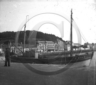 BA 1571 chalutier Au 2340 dans port Audierne  dpt 29 .jpg