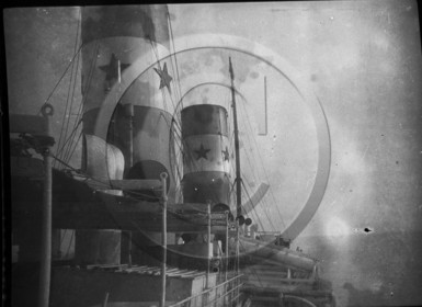 BA 944 cheminees d un paquebot des chargeurs reunis .jpg