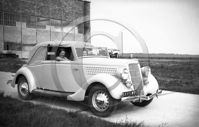 AU 4615 Ford V8 48 cabriolet Janer .jpg