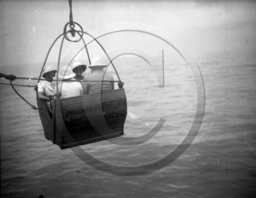 BA 930 paquebot embarquement de personnes au moyen d une nacelle .jpg