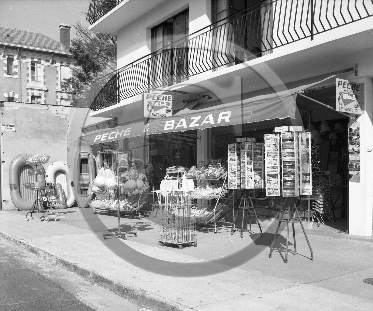 arc 4621 bazar de la jetee Moulleau .jpg