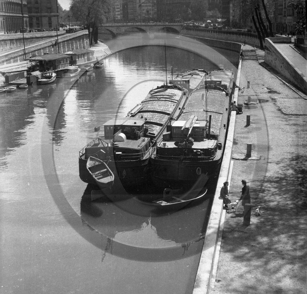 BA 1216 péniches Paris - cliché Dargence.jpg