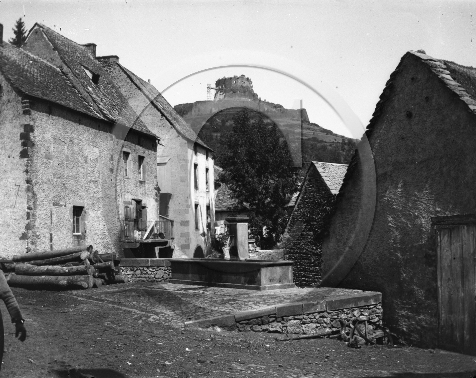 vi  1814 Murol village- au fond vestiges du chateau de Murol.jpg