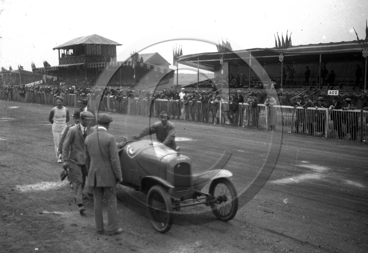 AUC 22 Salmson n° 9 devant les tribunes .jpg