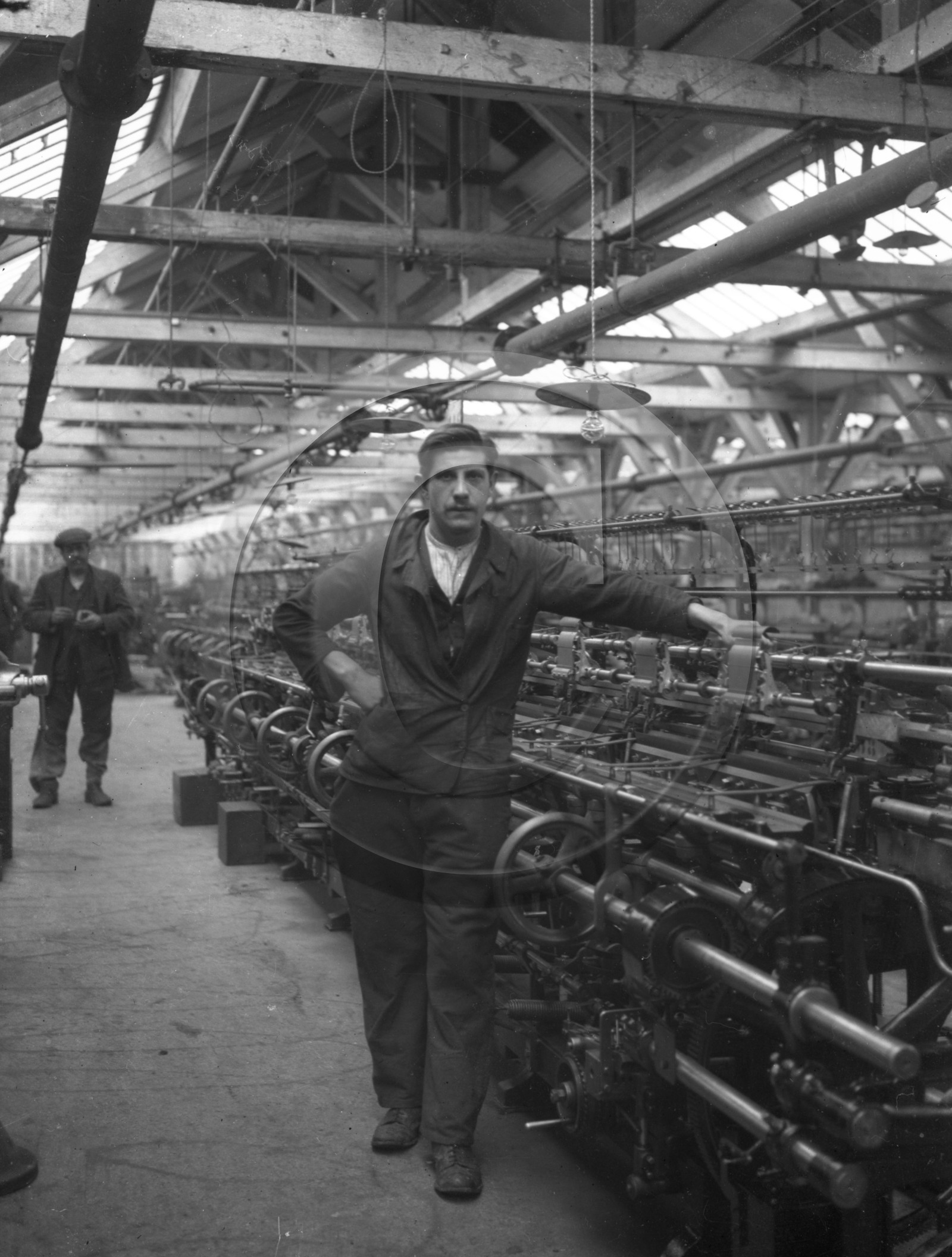 ME 66 usine ouvrier devant machine .jpg