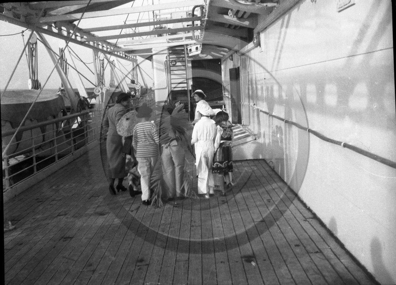 BA 953 paquebot coursives personnages .jpg