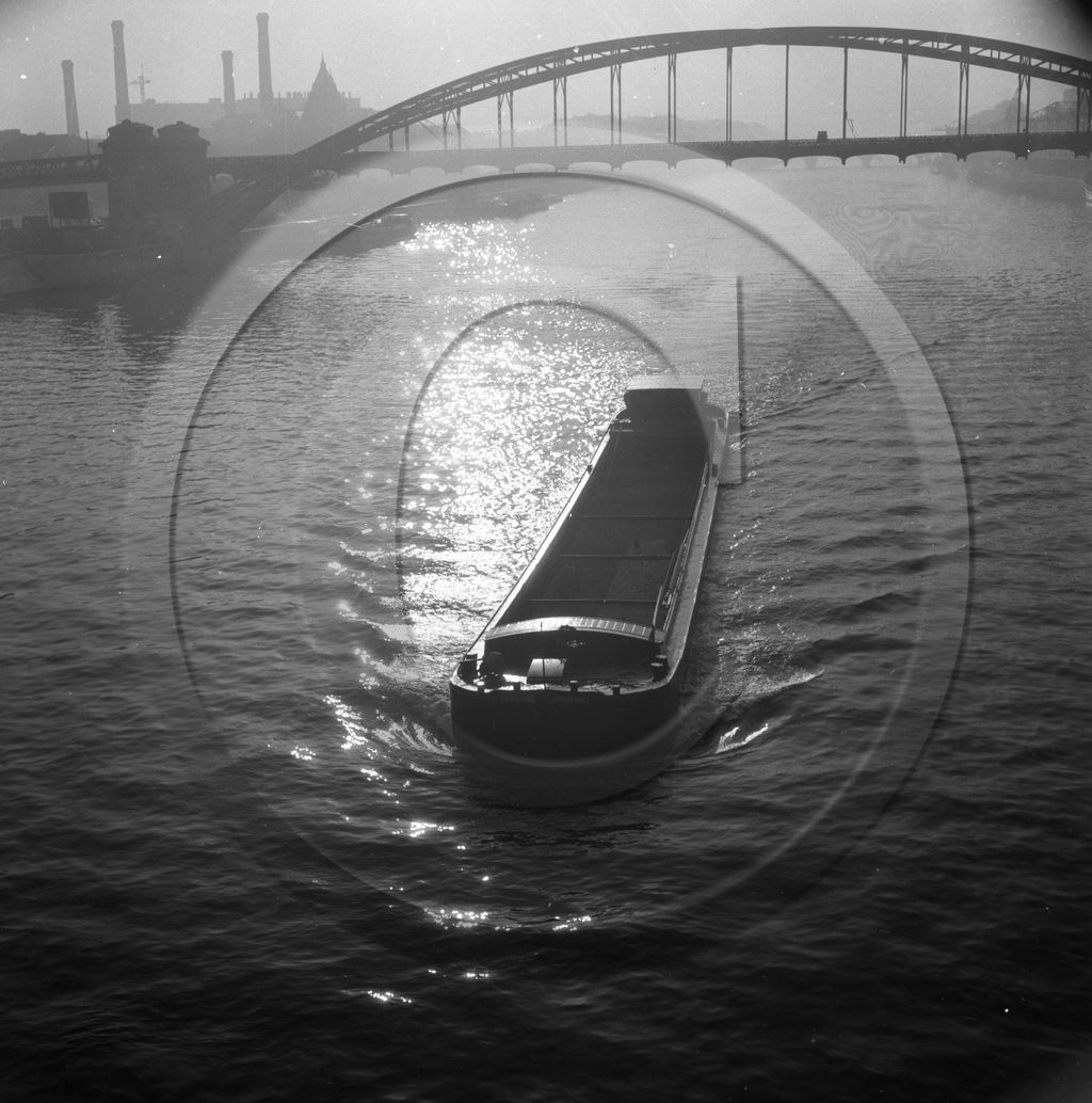 BA 1526 péniche Endurance à contre jour.jpg